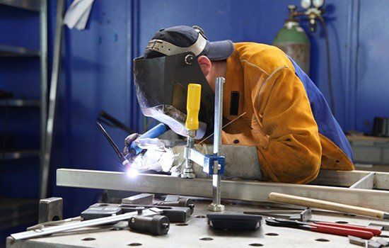 Edelstahlmöbel aus qualitativer Handarbeit, hochwertige Verarbeitung, pulverbeschichtetes Edelstahl