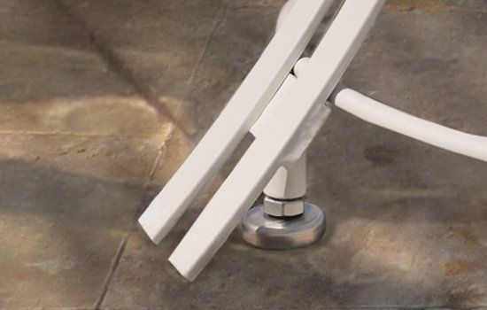 höhenverstellbare Edelstahlfüße in hervorragender Qualität, bodenschonend und standhaft auf unebenen Böden