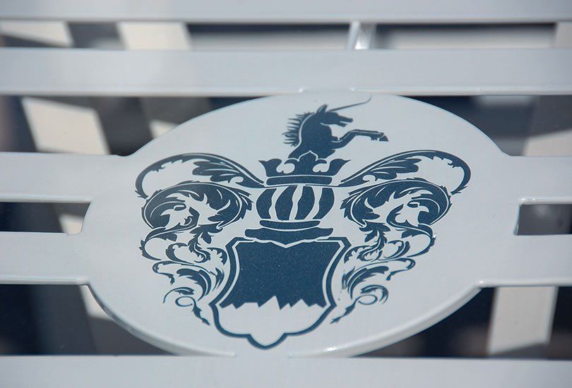 Tischausschnitt mit LaSedia Logo auf Gartentisch eingraviert