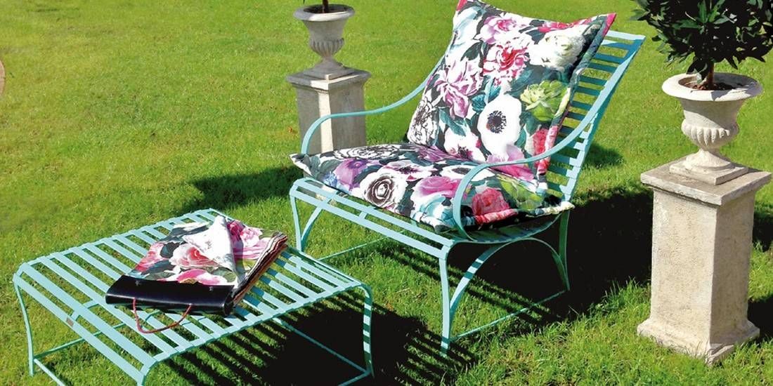Schöner Sonnentisch und Gartensessel, komfortabler, witterungsbeständiger und pulverbeschichteter Edelstahl von LaSedia mit üppigen Polstern