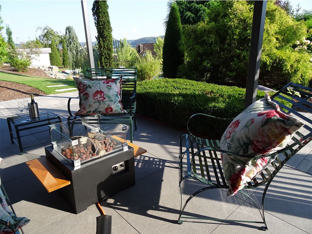 klassisch, zeiltose Gartenbank Nizza mit üppigen Kissen und Beistelltisch