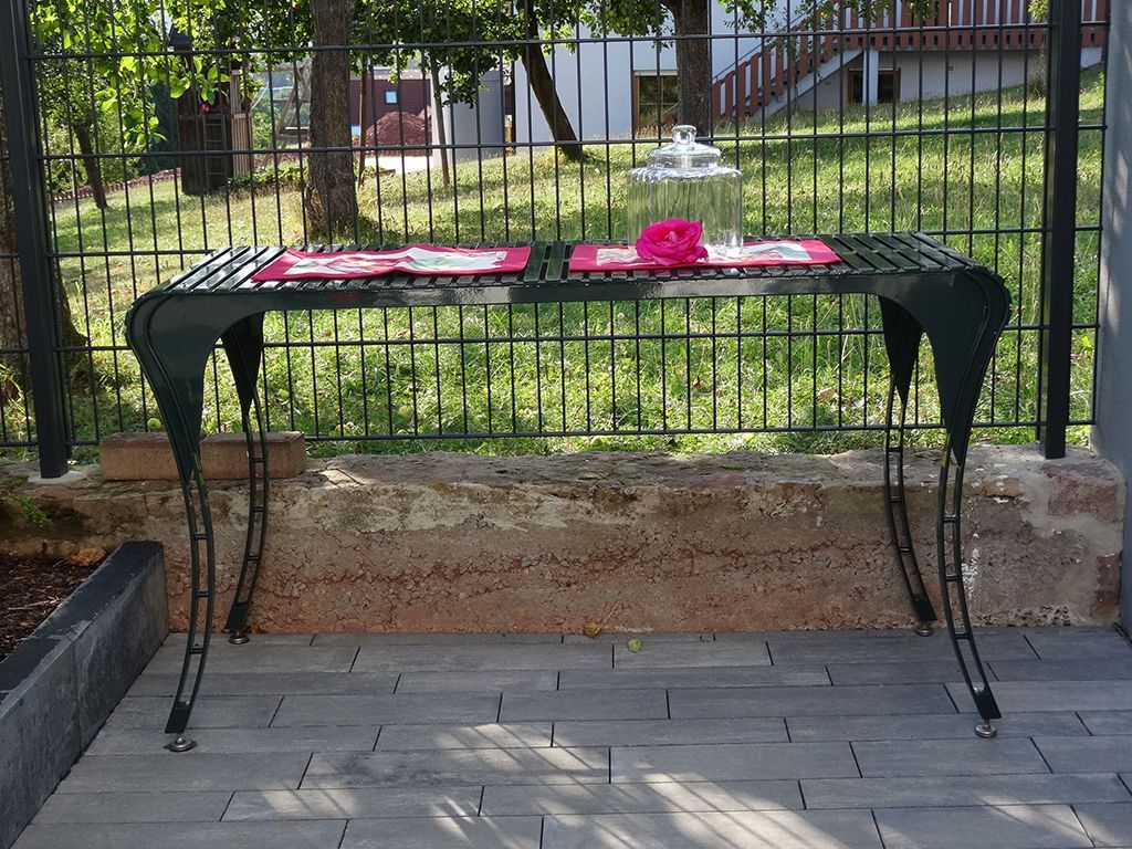 edler, schlanker LaSedia Bestelltisch Provence aus Edelstahl, mit höhenverstellbaren Metall-Füßen handgefertigt