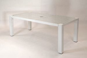 Wetterfester Edelstahl Gartentisch auch für Wohnbereich; quadratischen Edelstahl-Tischbeinen sind mit dem Edelstahl-Untergestell und Glasplatte verbunden