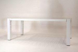 Wetterfester Edelstahl Gartentisch auch für Wohnbereich; quadratischen Edelstahl-Tischbeinen sind mit dem Edelstahl-Untergestell und Glasplatte verbunden