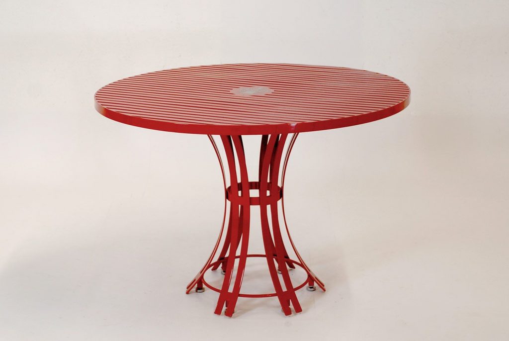 runder Gartentisch aus Edelstahl von LaSedia; hochwertige Verarbeitung, Pulverbeschichtung und robuste Materialien; mit hoher Standfestigkeit und maximaler Beinfreiheit