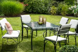 Tischgruppe mit klassisch-elegantem Provence-Gartentisch aus Edelstahl
