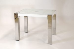 pulverbeschichteter Beistelltisch, mit quadratischen, markanten, glänzenden Edelstahl- Tischbeinen; transparente Glasplatte liegt auf dem Edelstahl- Untergestell