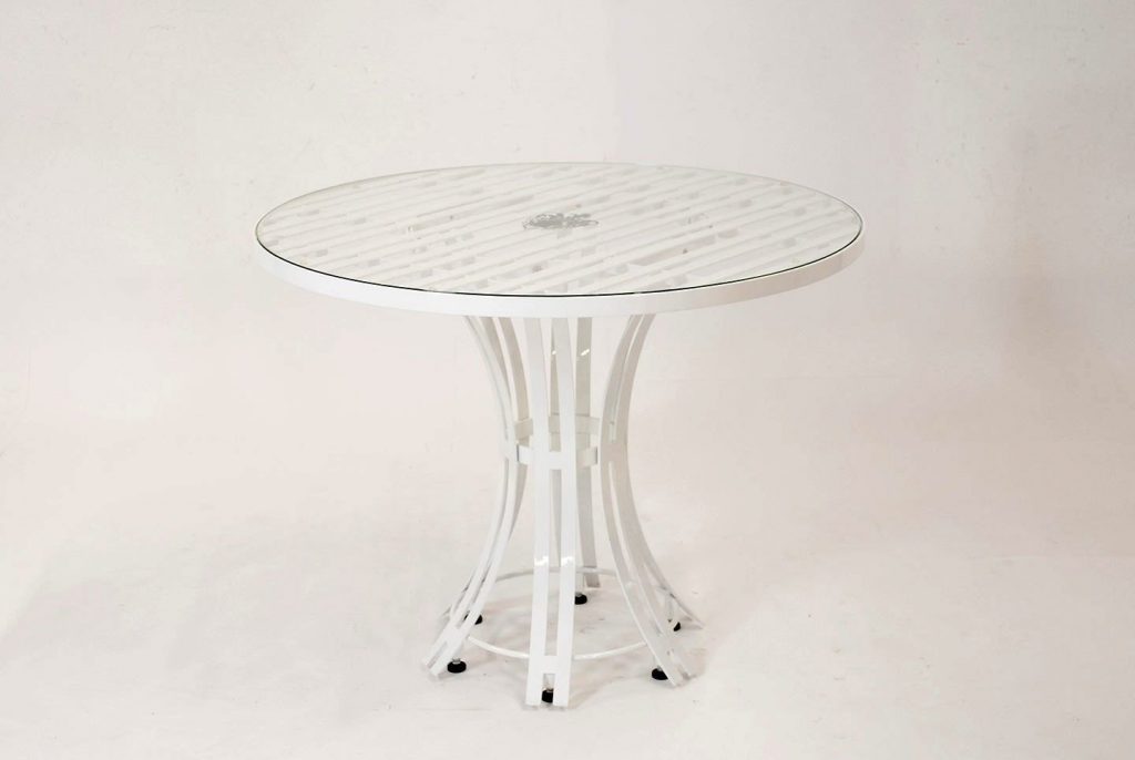 Runder Edelstahl Gartentisch in Handarbeit gefertigt; transparente Glasplatte auf dem Untergestell; zentraler Tischfuß mit filigraner Optik