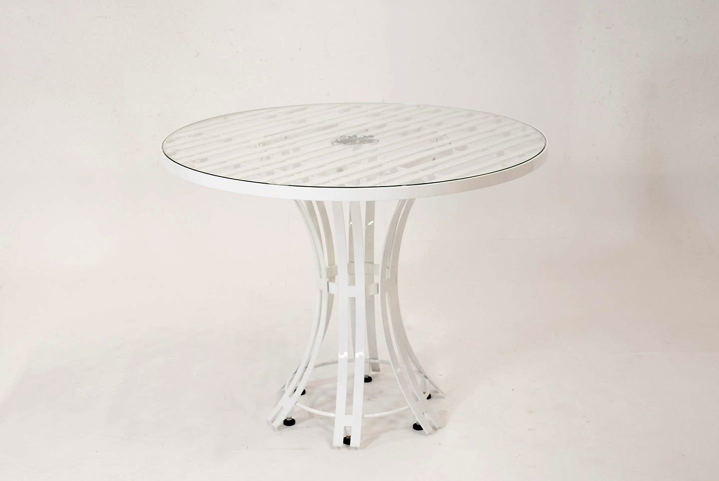 Runder Edelstahl Gartentisch in Handarbeit gefertigt; transparente Glasplatte auf dem Untergestell; zentraler Tischfuß mit filigraner Optik