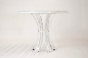 Runder Edelstahl Gartentisch Côte d´Azur in Handarbeit gefertigt; transparente Glasplatte auf dem Untergestell; zentraler Tischfuß mit filigraner Optik