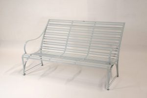 bequemes Loungesofa aus Edelstahl für Garten und Wohnbereich, witterungsbeständig und in Handarbeit gefertigt zur eleganten Optik, kombinierbar zur individuellen Loungegruppe