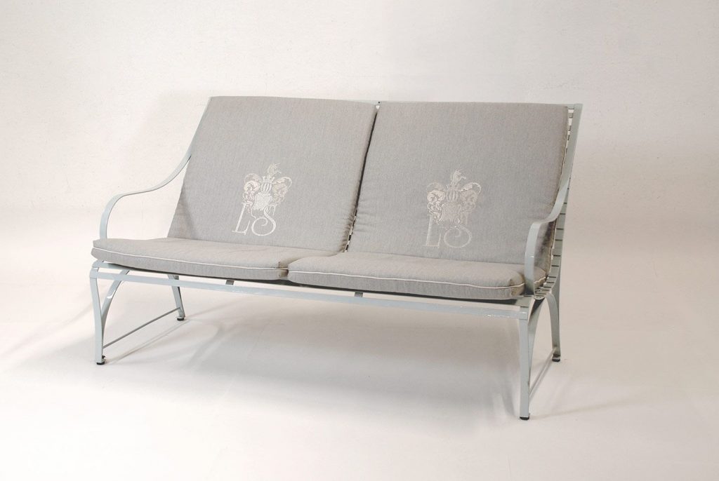 bequemes Loungesofa aus Edelstahl für Garten und Wohnbereich, witterungsbeständig und in Handarbeit gefertigt zur eleganten Optik, kombinierbar zur individuellen Loungegruppe