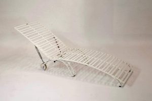 witterungsbeständige Edelstahl Sonnenliege für den Garten, Terrasse oder Strand, mit gewölbter Liegefläche, das ganze Jahr über benutzbar auch im Winter