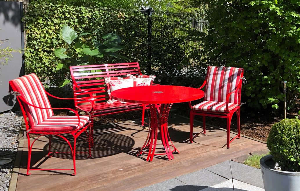 Rote Edelstahl-Garnitur Riviera Tisch mit Cannes Gartenbank und Stwühlen mit passenden Auflagen