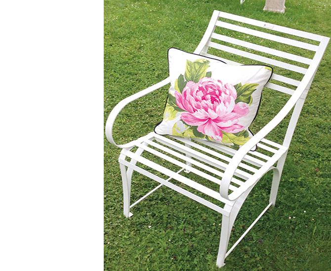 Edelstahlstuhl Cannes weiss mit Rosenkissen-