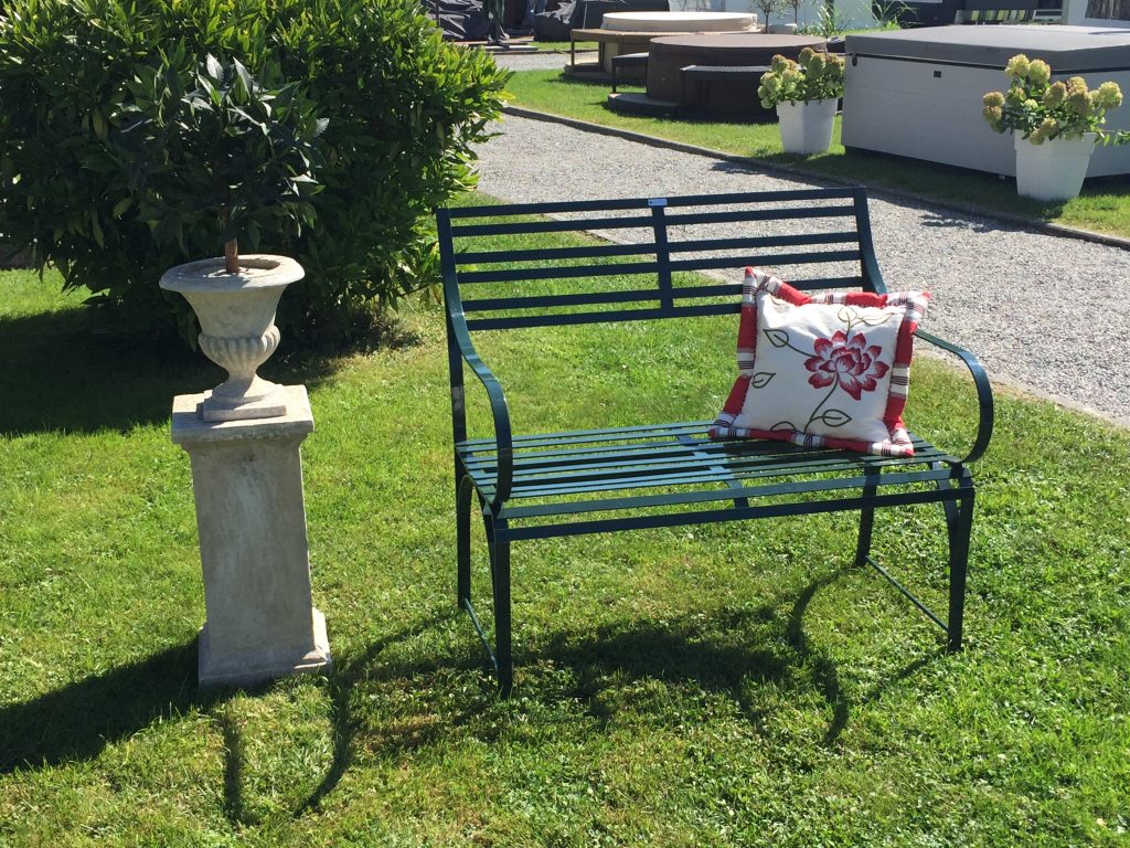 Polster mit grüner Edelstahl Gartenbank Cannes