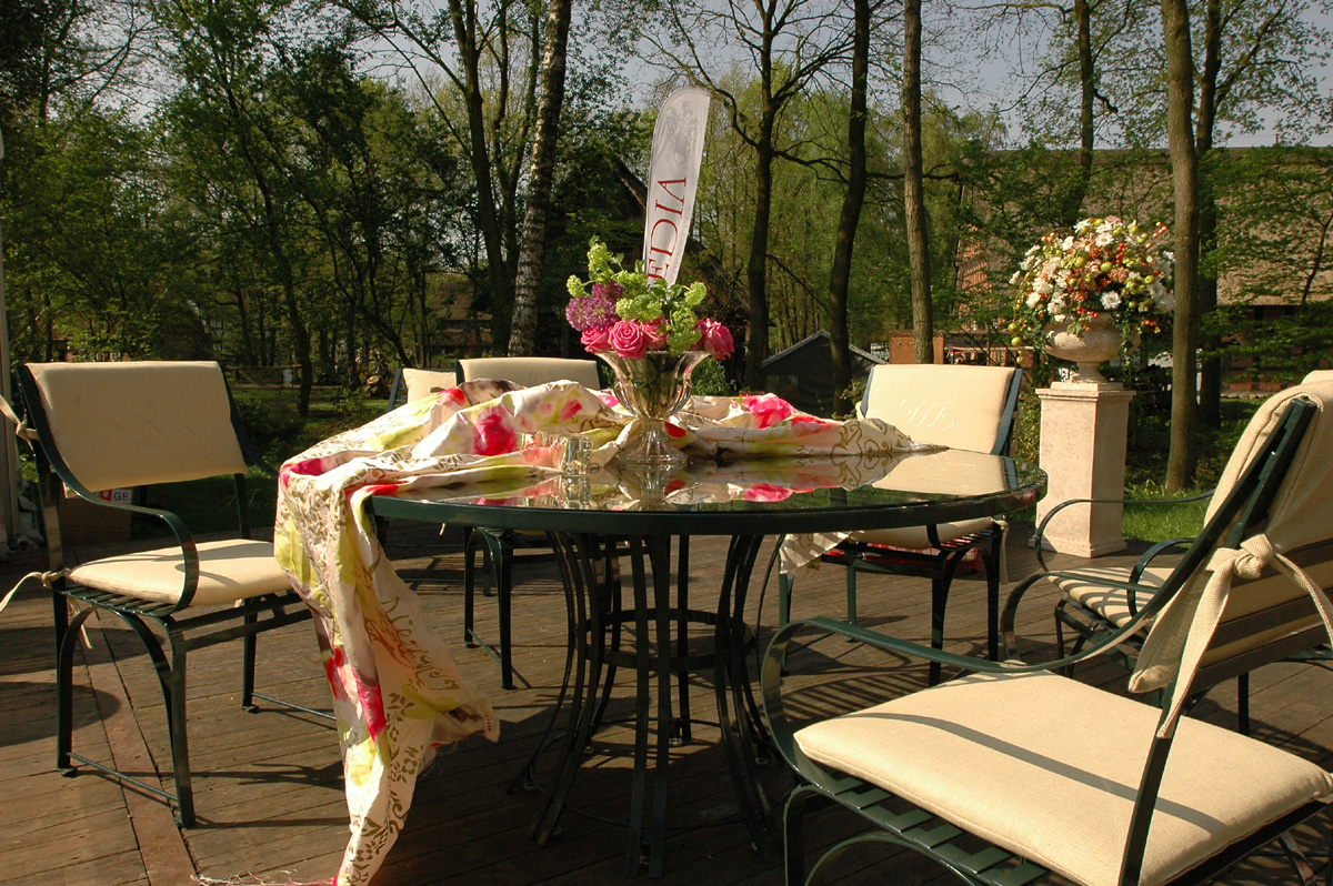 Edelstahl Gartenmöbel Set mit grünem Gartentisch