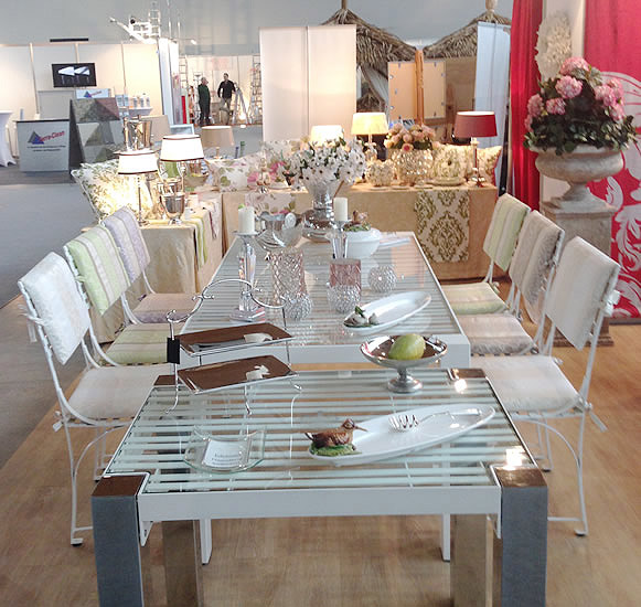 Grand Plaza Tisch mit Beistelltisch