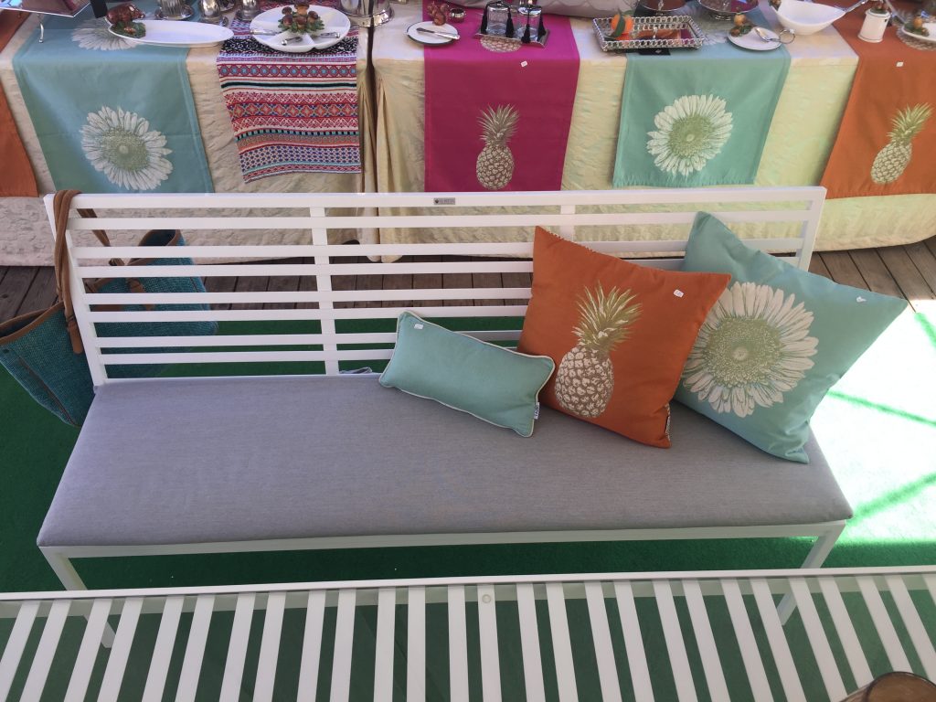 polster-auf-grand-plaza-Edelstahl-Gartenbank