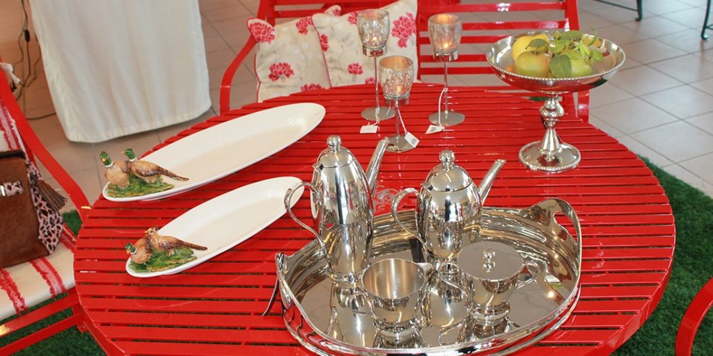 Deko auf Edelstahl Gartentisch Riviera