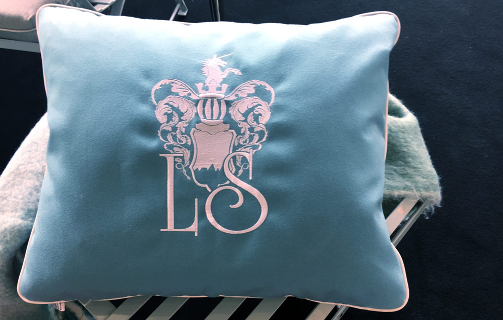 Wunderschönes Polsterkissen mit gesticktem La Sedia Wappen