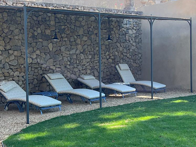 Entspannung auf der Edelstahl Sonnenliege am Pooler