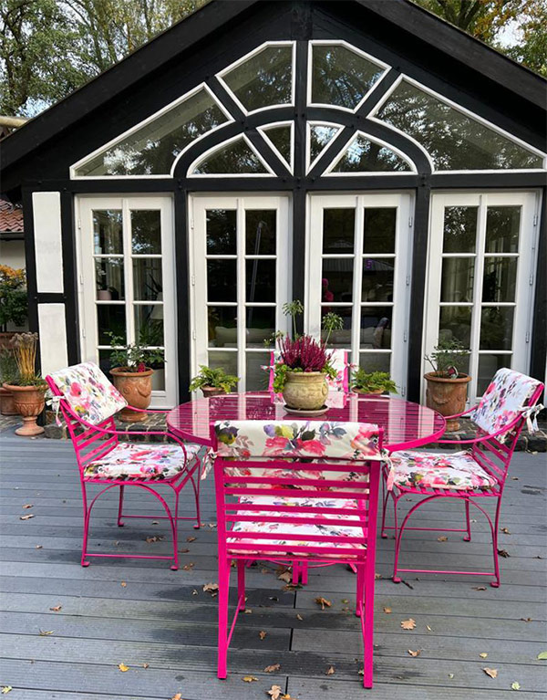 Pinke Lasedia-Gartenmoebel verschönern Fachwerkhaus