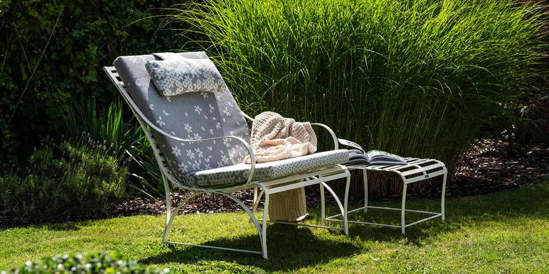 Komfortabler Biarritz Gartensessel und Sonnentisch aus Edelstahl mit wetterfesten Polstern