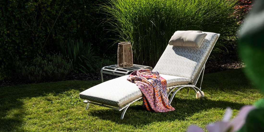 Edelstahl Sonnenliege Toulouse mit individuel designter wetterfester Auflage