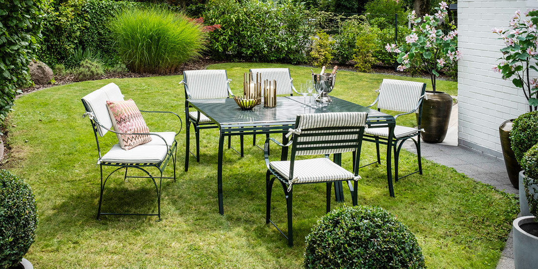 Schönes Provence Ensemble mit Gartentisch, Beistelltisch, Stühlen u. Bank