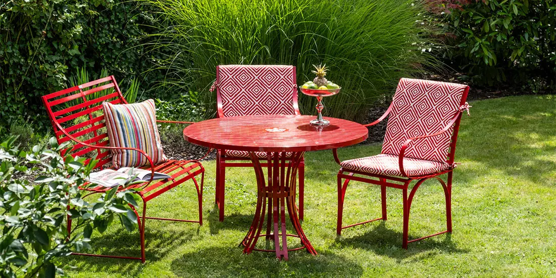 Ansprechendes und witterungsbeständiges Edelstahl Gartentisch Ensemble mit Stühlen, Bank und Auflagen