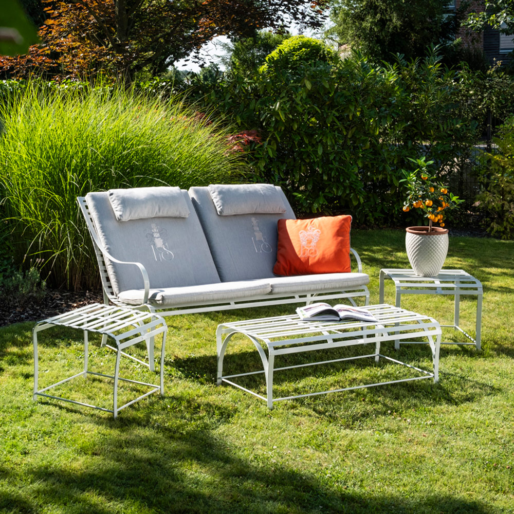 Elegantes Monaco Lounge Sofa zusammen mit Lounge Table und Side Table/Beistelltisch aus Edelstahl