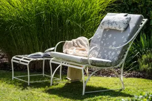 Biarritz Sonnensessel aus Edelstahl mit Polster und Sonnentisch zieren jeden Garten