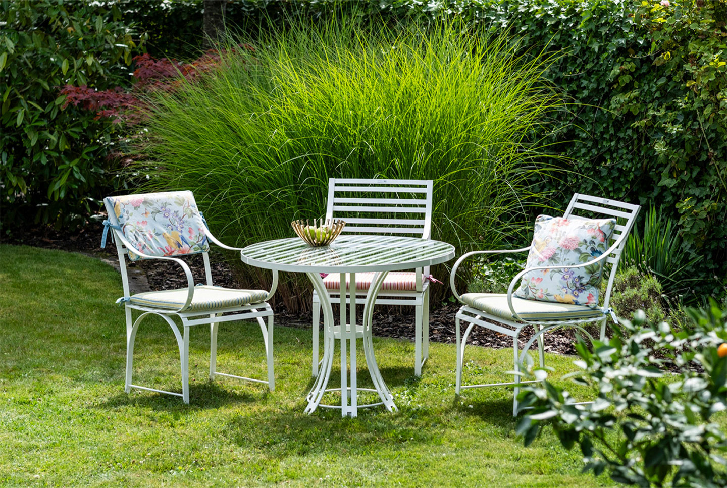 Runder Edelstahl Gartentisch mit Glasplatte und Stühlen